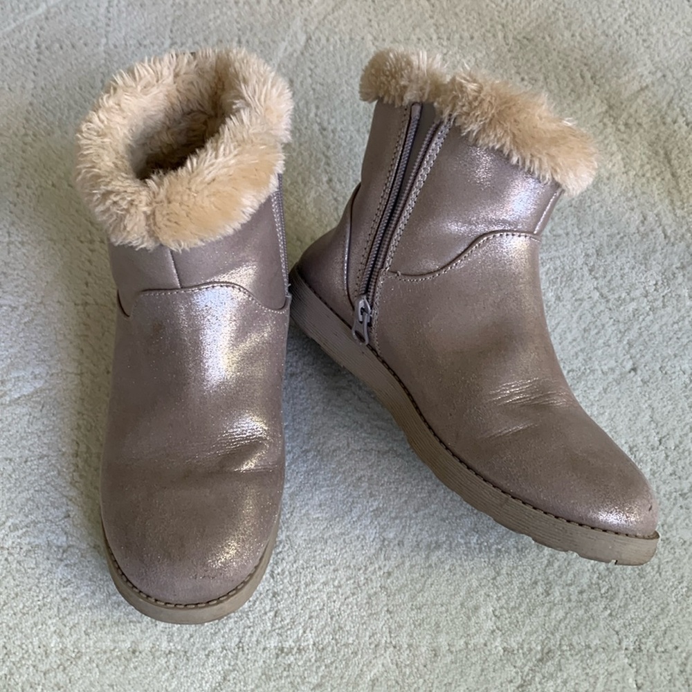 GIRL'S CAT JACK ANKLE BOOTS Sz 4 fur lined  shearling,Side zip. Metallic silver